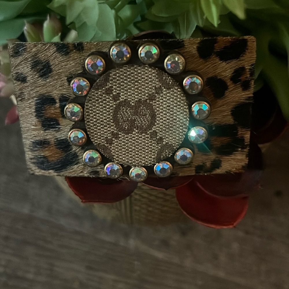 GucciRhinestoned Leopard Belt Buckle